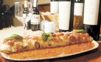 A panqueca acompanhada com vinho pode ser pedida a partir das 18 horas no Caldos & Vinhos 
